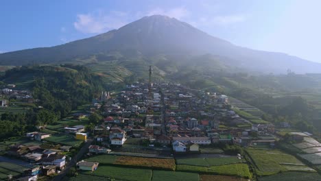 Avance-Aéreo,-Pequeño-Pueblo-Rural-Pobre-En-La-Ladera-Del-Monte-Sumbing