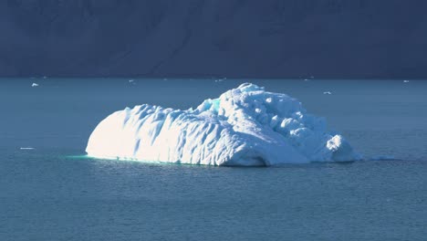 Eisberg-Im-Fjord-An-Der-Küste-Grönlands-An-Einem-Sonnigen-Sommertag