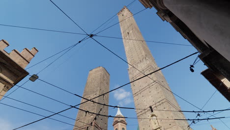 Torres-Históricas-Se-Elevan-Contra-Un-Cielo-Azul-Claro-En-Bolonia,-Italia