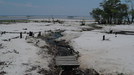 Blick-Auf-Teile-Des-Rio-Negro-Und-Seiner-Nebenflüsse,-Die-Von-Einer-Rekorddürre-Betroffen-Sind,-Die-Das-Amazonasgebiet-In-Brasilien-Heimgesucht-Hat