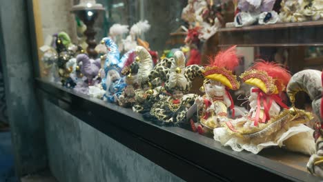 Colorful-Venetian-dolls-displayed-in-a-shop-window-in-Venice,-Italy