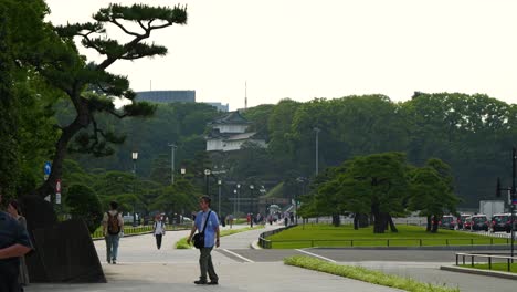 Blick-Auf-Den-Kaiserpalast-Von-Der-Straße-In-Tokio-Mit-Passanten