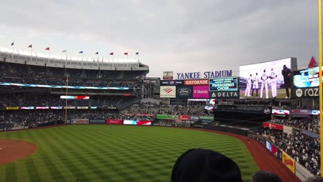 Aufnahme-Von-Den-Tribünen-Des-Yankee-Stadions-Am-Ende-Der-Amerikanischen-Nationalhymne-Mit-Der-Aufregung-Der-Öffentlichkeit-In-New-York-City