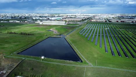 Drohnenansicht-Von-Bodenmontierten-Solarmodulen-In-Calgary