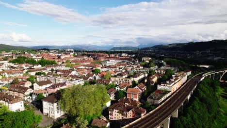 Bahnlinie-Am-Stadtrand-Von-Bern,-Schweiz,-Drohnenaufnahme