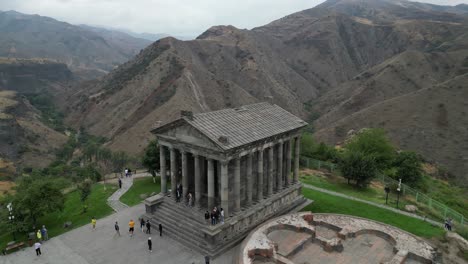 Wiederaufgebauter-Römischer-Garni-Tempel-Mit-Blick-Auf-Die-Garni-Schlucht-In-Armenien,-Luftaufnahme