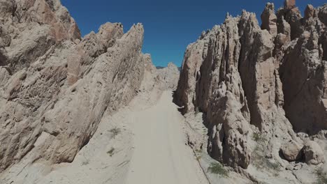 Drone-Avanzando-Sobre-Un-Acantilado-De-Piedra-En-La-Quebrada-De-Las-Flechas,-En-Un-Hermoso-Día-Soleado-En-La-Provincia-De-Salta,-Argentina