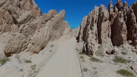 Ruta-40-En-Argentina-Atravesada-Por-Rocas-Afiladas-Que-Se-Asemejan-A-Flechas