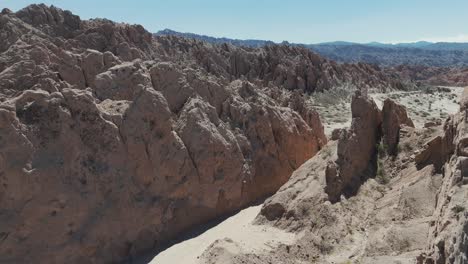 Drone-slowly-pans-to-reveal-the-Quebrada-de-las-Flechas-and-its-unique-geological-formations-in-Cafayate,-Salta,-Argentina