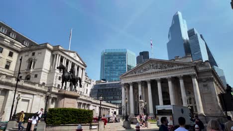 Vista-De-La-Bolsa-Real,-El-Banco-De-Inglaterra-Y-El-Memorial-De-Guerra-De-Las-Tropas-De-Londres-En-Inglaterra