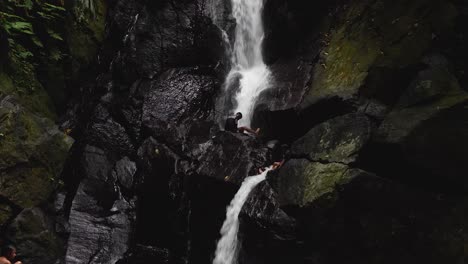 Cascada-Rocosa,-Salpicaduras-De-Agua-Espumosa,-Niños-Descansando-En-Su-Tiempo-Libre