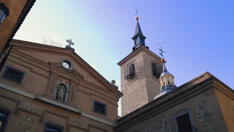 Wunderschöner-Kirchturm-Im-Romanischen-Stil-Im-Stadtzentrum-Von-Madrid-Tagsüber