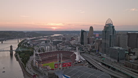 Cincinnati-Ohio-Antena-V20-Drone-Cinematográfico-Sobrevuelo-Del-Río-Capturando-Un-Partido-De-Béisbol-Celebrado-En-El-Gran-Parque-De-Pelota-Americano-Y-El-Paisaje-Urbano-Del-Centro-De-La-Costa-Al-Atardecer---Filmado-Con-Inspire-3-8k---Septiembre-De-2023