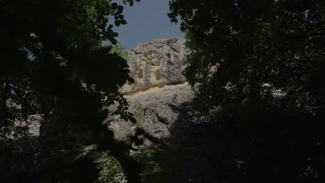 Santuario-Tracio-Las-Piedras-Sordas-A-Través-Del-Follaje-En-La-Región-De-Haskovo,-Bulgaria