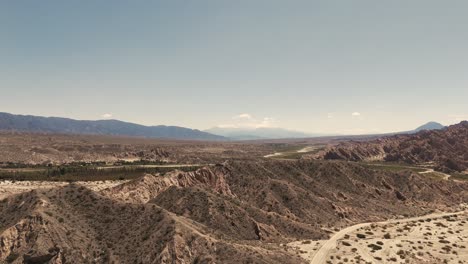 Quebrada-De-Las-Flechas&quot;,-Ruta-40,-Y-El-Nevado-De-Cachi-Al-Fondo,-Con-Cumbres-Nevadas-En-Un-Día-De-Verano