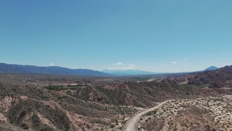 Reise-Nach-Cachi,-Salta,-Argentinien,-über-Die-Route-40-Mit-Dem-Hoch-Aufragenden-&quot;Nevado-De-Cachi&quot;-Im-Hintergrund