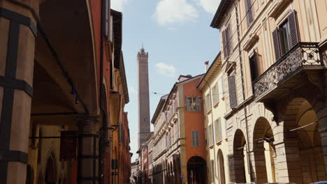 Sonniger-Tag-In-Bologna-Mit-Blick-Auf-Den-Asinelli-Turm