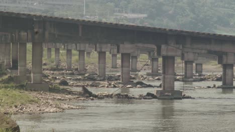 Heat-waves-by-the-river-in-summer