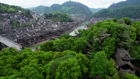 Vista-Aérea-De-Fenghuang-Que-Revela-La-Antigua-Ciudad-Y-El-Río-Tuo-Jiang,-China.