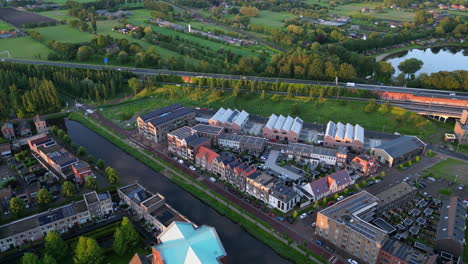 Vista-Aérea-A-La-Hora-Dorada-Con-Edificios-Modernos-En-Amersfoort-Vathorst,-Países-Bajos