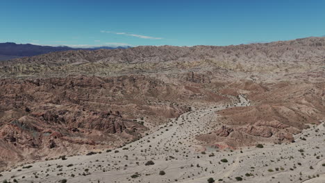 Vista-Aérea-Panorámica-De-La-Famosa-&quot;quebrada-De-Las-Flechas&quot;-A-Lo-Largo-De-La-Ruta-40,-La-Carretera-Entre-Cafayate-Y-Cachi,-En-Salta,-Noreste-De-Argentina