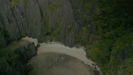 Acantilados-Rocosos-Y-Boscosos-Y-Playa-De-Arena-En-Filipinas,-Empuje-Aéreo