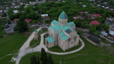 Atemberaubende-4K-Drohnenaufnahmen-Mit-60-Bildern-Pro-Sekunde-Erfassen-Die-Bagrati-Kathedrale-In-Kutaissi,-Georgien,-Und-Zeigen-Ihre-Antike-Architektur-Und-Landschaftliche-Schönheit