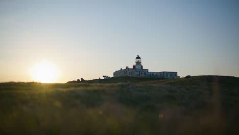 Lighthouse-on-Neist-Point,-Isle-of-Skye,-Scotland-at-sunset