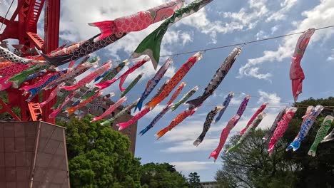 Japan---Koinobori---Satsuki-Nobori---Kindertag---Aufnahme-Aus-Niedrigem-Winkel