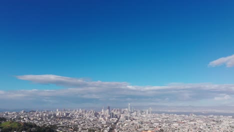 Schwenken-Sie-Die-Luftaufnahme-Einer-Drohne-Nach-Unten-Und-Sehen-Sie-Die-Innenstadt-Von-San-Francisco,-Kalifornien