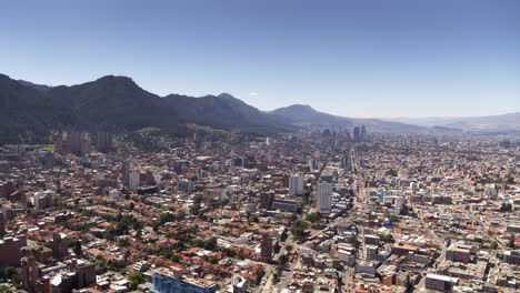 Toma-De-Drones-Del-Centro-De-Bogotá,-Colombia-Desde-Lejos-En-Un-Día-Soleado.