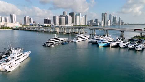 Empuje-Aéreo-Sobre-Yates-Y-Tráfico-Que-Conduce-Al-Horizonte-De-Miami,-Florida