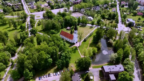 Riga,-Lettland,-Europa-–-Ein-Malerischer-Anblick-Der-Evangelisch-lutherischen-Kirche-Von-Sigulda-Inmitten-Einer-Lebendigen-Grünen-Parklandschaft-–-Drohnenaufnahme-Aus-Der-Umlaufbahn