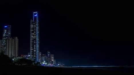 Timelapse-De-Edificios-En-La-Costa-Dorada-Tomados-De-La-Playa-Por-La-Noche-Con-Niebla-Y-Olas-Rompiendo