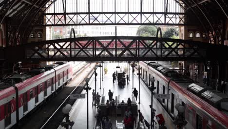 Gente-Ocupada-En-La-Estación-De-Tren-De-Sao-Paulo-En-Brasil