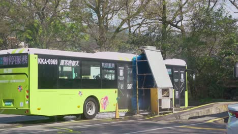 Selbstreinigungsplattform-Für-Bus-Selbstbedienungswaschanlagen-In-Yangmingshan,-Taiwan