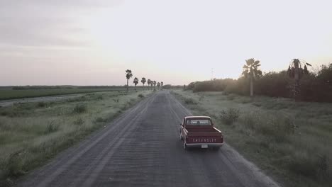 Viejo-Camión,-Viejo-Camino-Rural,-Estilo-De-Vida-En-El-Campo-De-Pareja