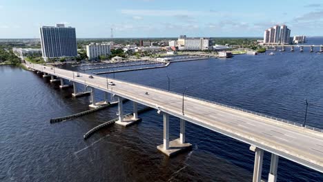 Retirada-Aérea-Sobre-El-Puente-Que-Conduce-Desde-Fort-Myers,-Florida