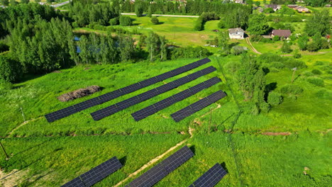 Campo-Verde-Vibrante-Con-Granja-De-Paneles-Solares,-Vista-Aérea-De-La-órbita