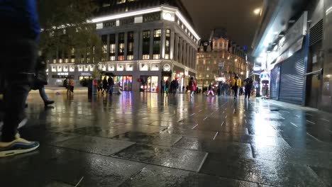 lively-winter-evening-downtown-London-with-many-passersby-and-busy-streets