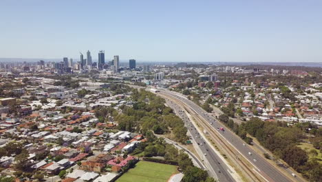 Inclinación-Aérea-Hacia-Arriba,-La-Autopista-Mitchell-Que-Conduce-A-La-Ciudad-De-Perth,-Australia-Occidental