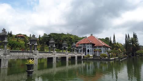 Religiöser-Palast-Taman-Ujung-Palace-Bali-Reiseziel-Mit-See--Und-Teichblick-Als-Attraktion