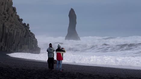 Olas-Aterradoras-Del-Atlántico-Golpeando-Las-Columnas-De-Basalto-En-La-Playa-De-Arena-Negra-Del-Sur-De-Islandia,-Video-En-Cámara-Lenta