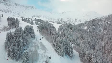 Vista-{aérea}-De-Un-Dron-Sobre-Una-Estación-De-Esquí-Nevada-Francesa-Durante-El-Invierno