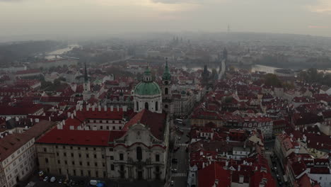 Amanecer-Moviéndose-Hacia-Un-Lado-Toma-Aérea-Sobre-El-Casco-Antiguo-De-Praga,-República-Checa