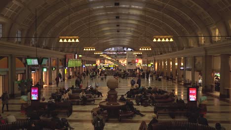 Toma-De-Trípode-De-La-Gran-Sala-De-Espera-De-La-Estación-Central-De-Estocolmo.