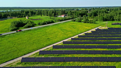 Planta-De-Energía-Solar-Cerca-De-La-Carretera-Rural,-Vista-Aérea-De-Drones