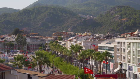 Die-Touristen-Genießen-Einen-Blick-Auf-Die-Küste-Von-Marmaris-Mit-Restaurants-Und-Bars-Vor-Der-Kulisse-Von-Bergen-Und-Ebenen