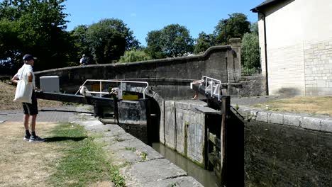 Cerrando-Las-Puertas-De-Un-Canal-De-La-Ciudad