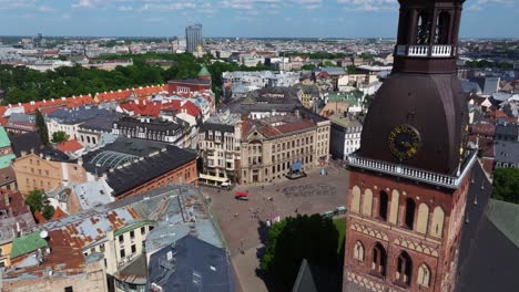 Luftaufnahme-Des-Rückzugs-Zeigt-Den-Rigaer-Dom-Und-Den-Domplatz-In-Der-Altstadt-Von-Riga